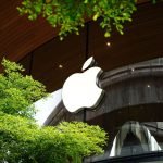 2 Reasons to Buy Apple Stock on The Dip